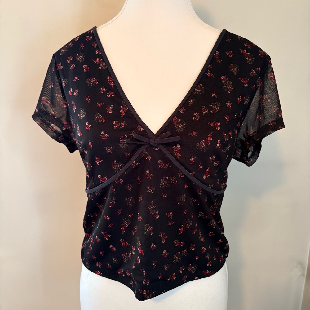 Aeropostale Black V-Neck Short Sleeve Floral Top